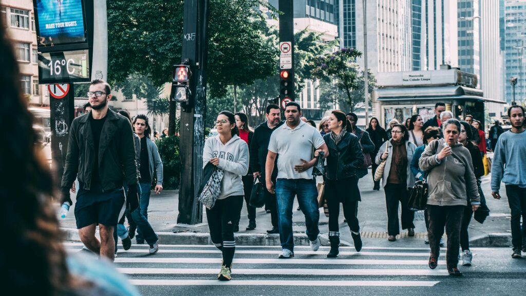 Menschen beim Überqueren einer Straße